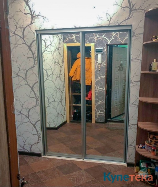Зеркальные двери-купе в коридор, профиль серебро
