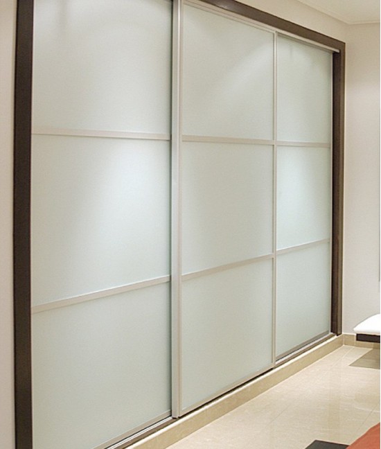 Встроенный шкаф купе до потолка с матовым стеклом 