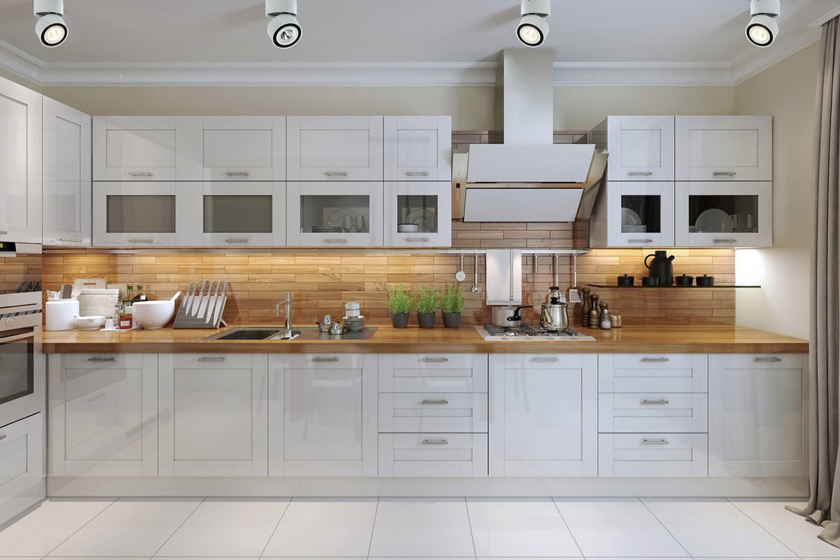 Белая кухня классика с деревянной столешницей