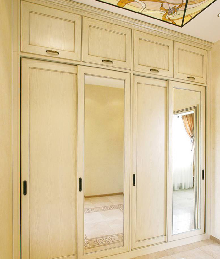 Встроенный шкаф в прихожей с распашными дверями с зеркалом